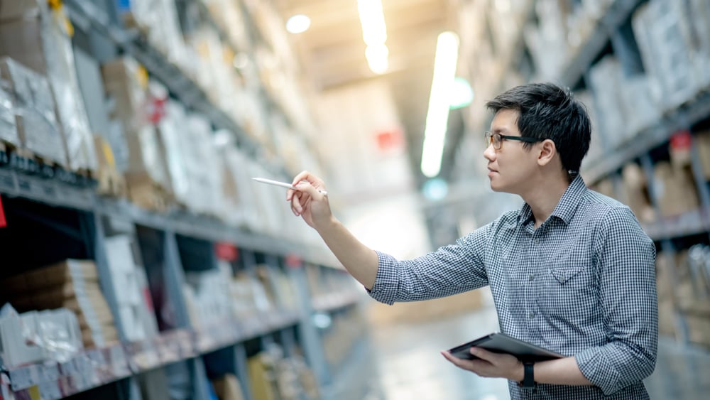 Общение продавца с покупателем. Парень с тележкой в супермаркете. Оптовик мужчина. Куча шампуней. Читатели азиаты фото.